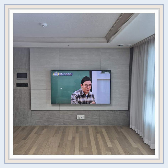 설치 참고사진 2 · 인천 스탠드 받침대 제거와 가구 동선 확보 관련 벽면에 걸린 TV의 수평 확인