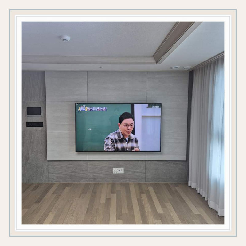 설치 참고사진 3 · 서울 기존 브라켓 규격 확인 및 높이 수정 관련 화면과 선반 사이 여유 확인