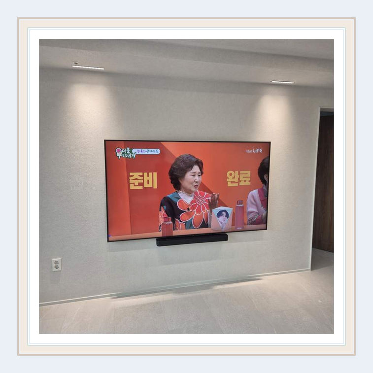 설치 참고사진 2 · 천안 서북구 소파와 화면 중심 높이 맞춤 관련 벽면 미관과 브라켓 위치 확인