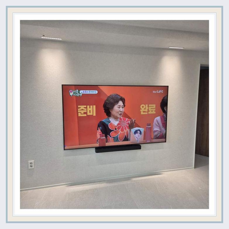 설치 참고사진 3 · 파주 운정 가구와 통행 구간을 고려한 TV 배치 관련 화면과 선반 사이 여유 확인