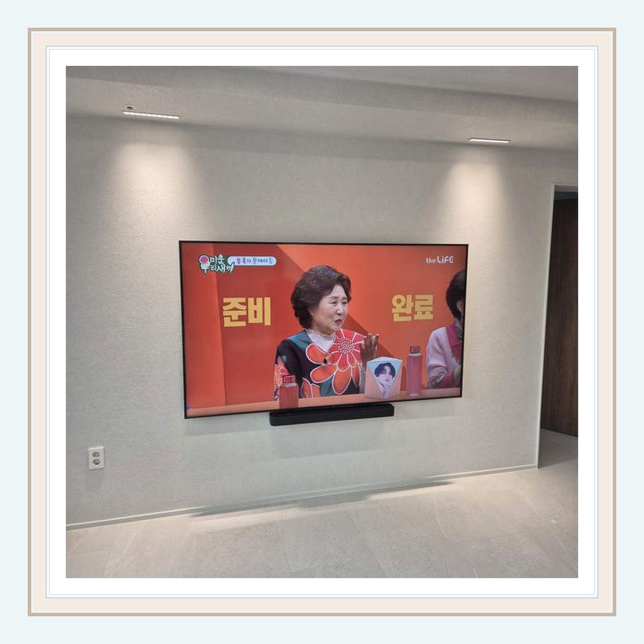 설치 참고사진 3 · 계양구 기존 TV 설치 높이와 각도 재조정 관련 화면과 선반 사이 여유 확인